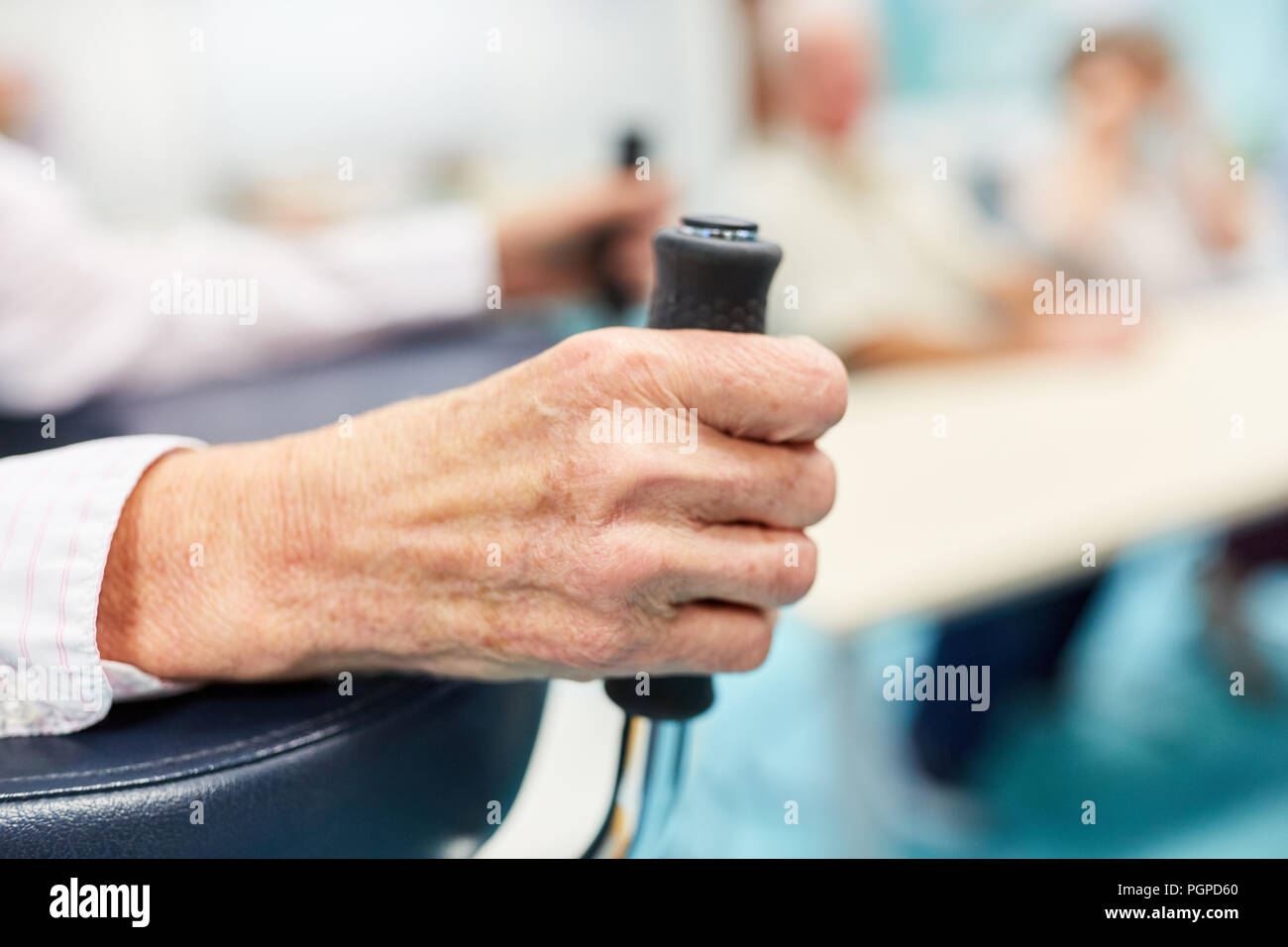 Die Hände eines alten Patienten mit rollator in der Reha Klinik oder Pflegeheim Stockfoto