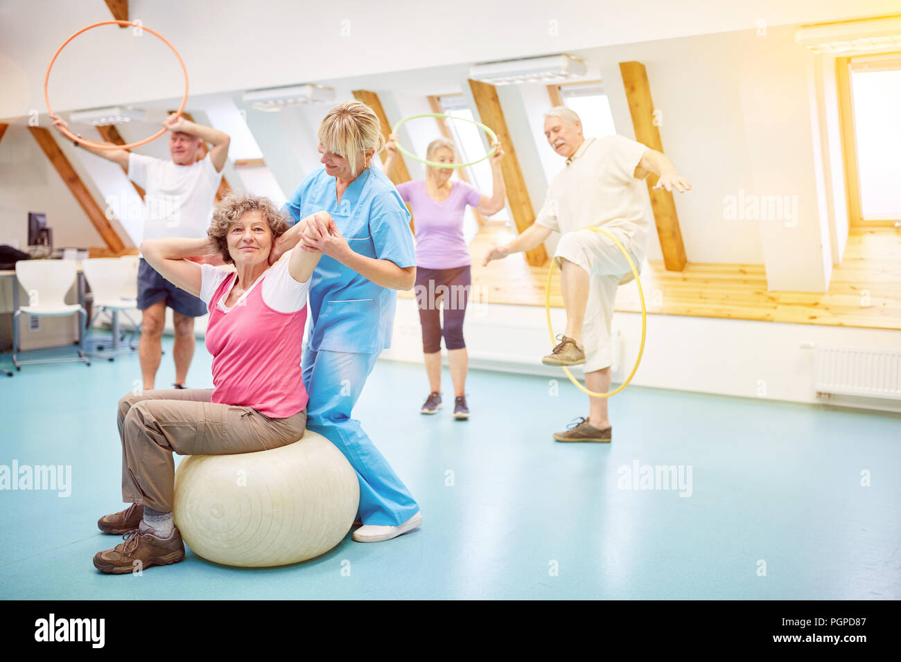 Senioren zurück Ausbildung als Kurs in einem Pflegeheim mit einem Physiotherapeuten Stockfoto
