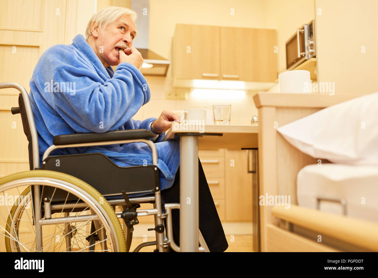 Älteren Menschen essen Trauben in der Seniorenresidenz oder Senior Residence Stockfoto