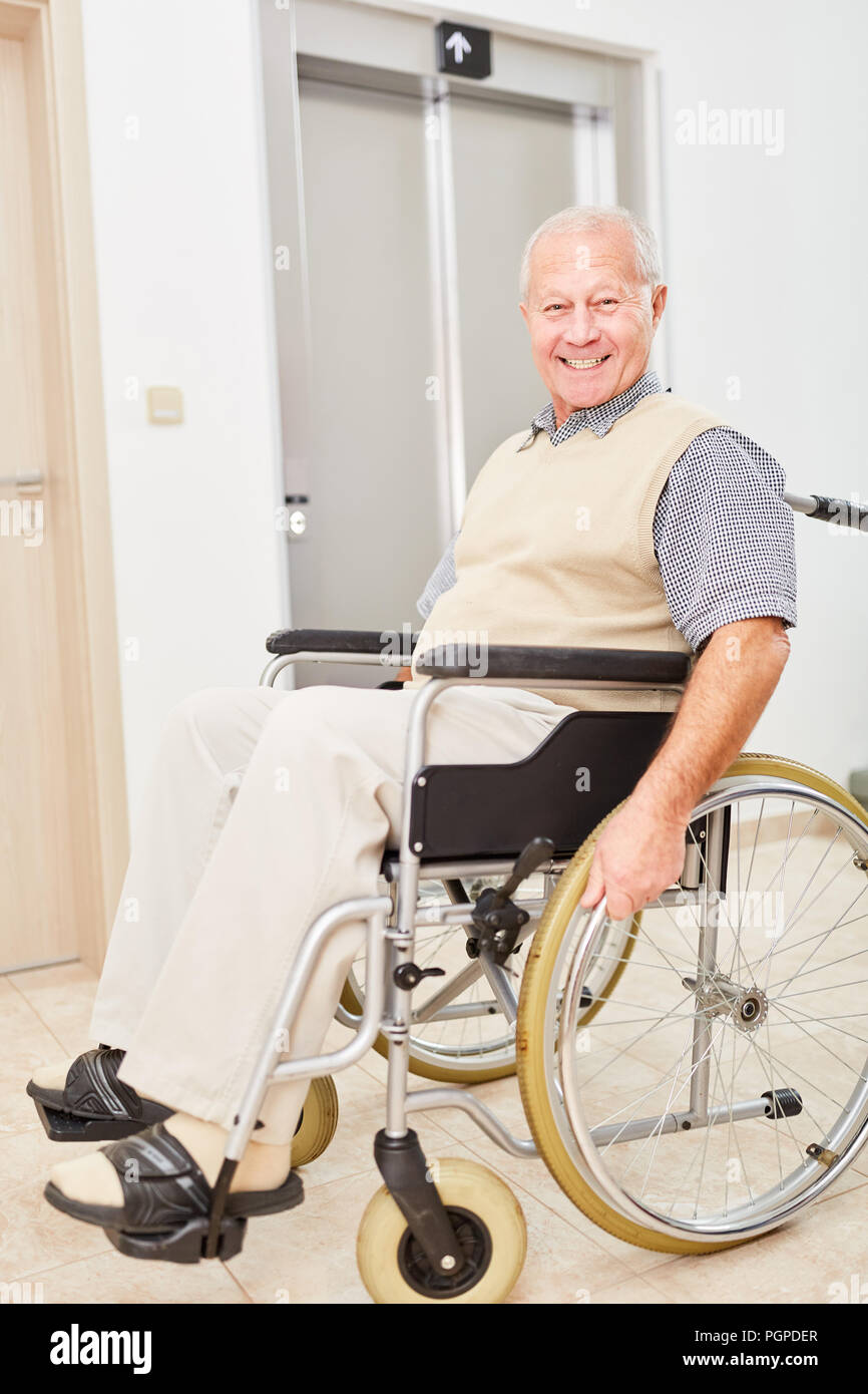 Wichtige alte Mann im Rollstuhl in der Reha Klinik oder Seniorenheim lächelt optimistisch Stockfoto