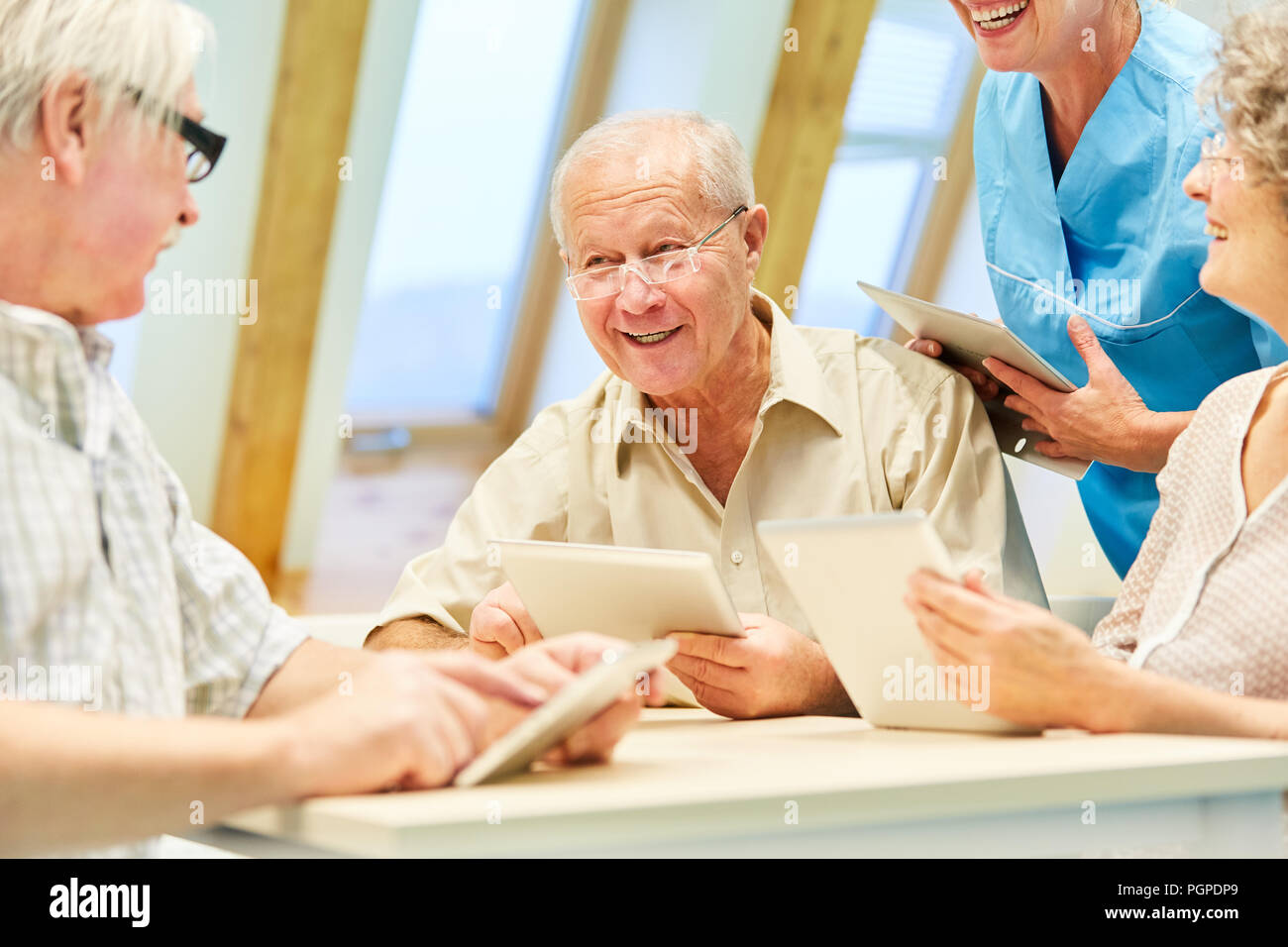 Gruppe von Senioren wird das Internet mit Tablet-pcs Wissen Stockfoto