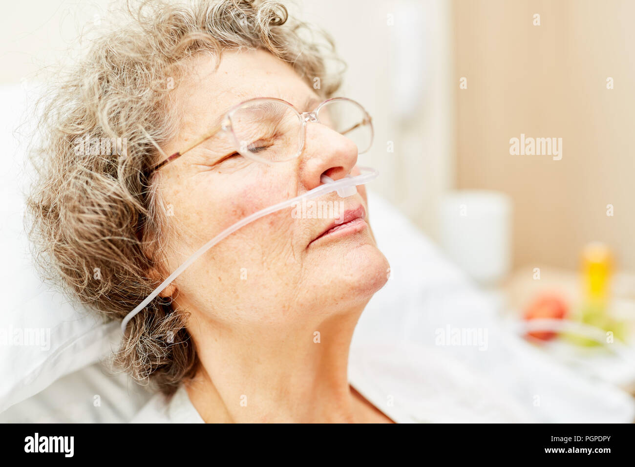 Senior mit nasensonde oder Sauerstoff Schutzbrille für künstliche Beatmung Stockfoto