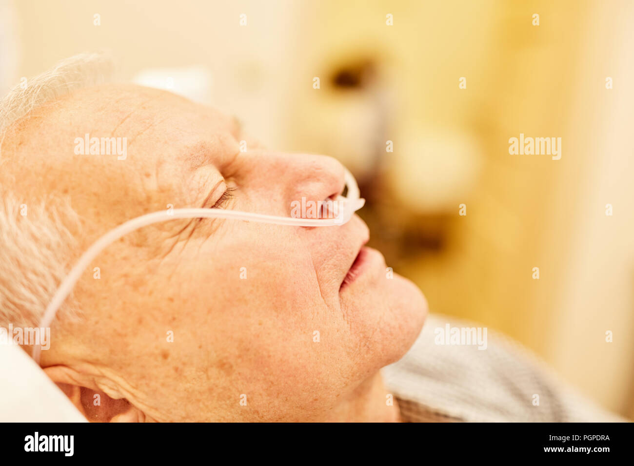 Ältere Menschen als Patient mit Atmung Rohr erhält eine Sauerstofftherapie Stockfoto