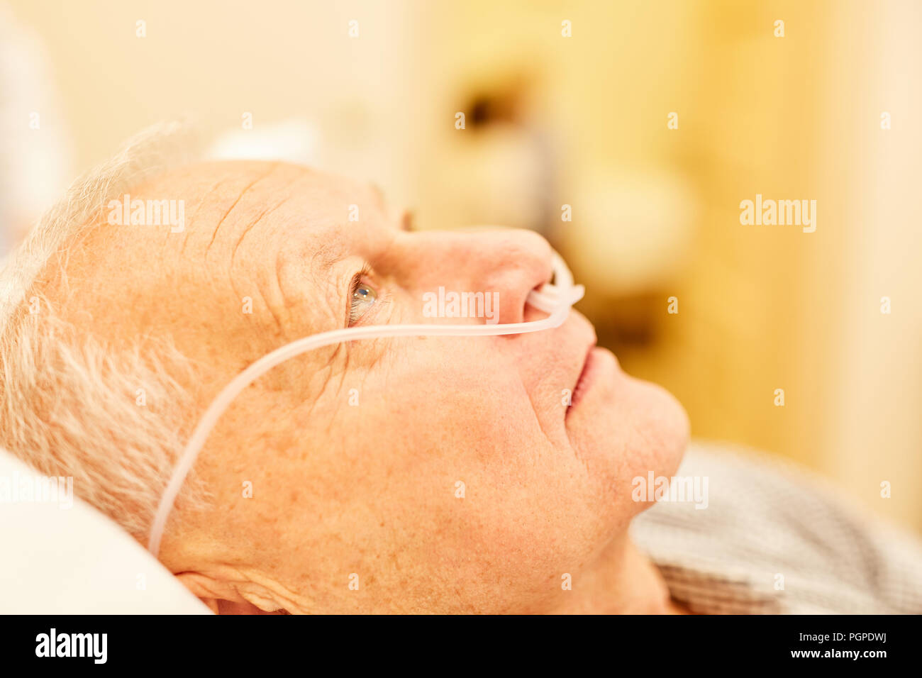 Kranken älteren Menschen mit Sauerstoff Nasal-sonde im Krankenhaus oder Pflegeheim Stockfoto
