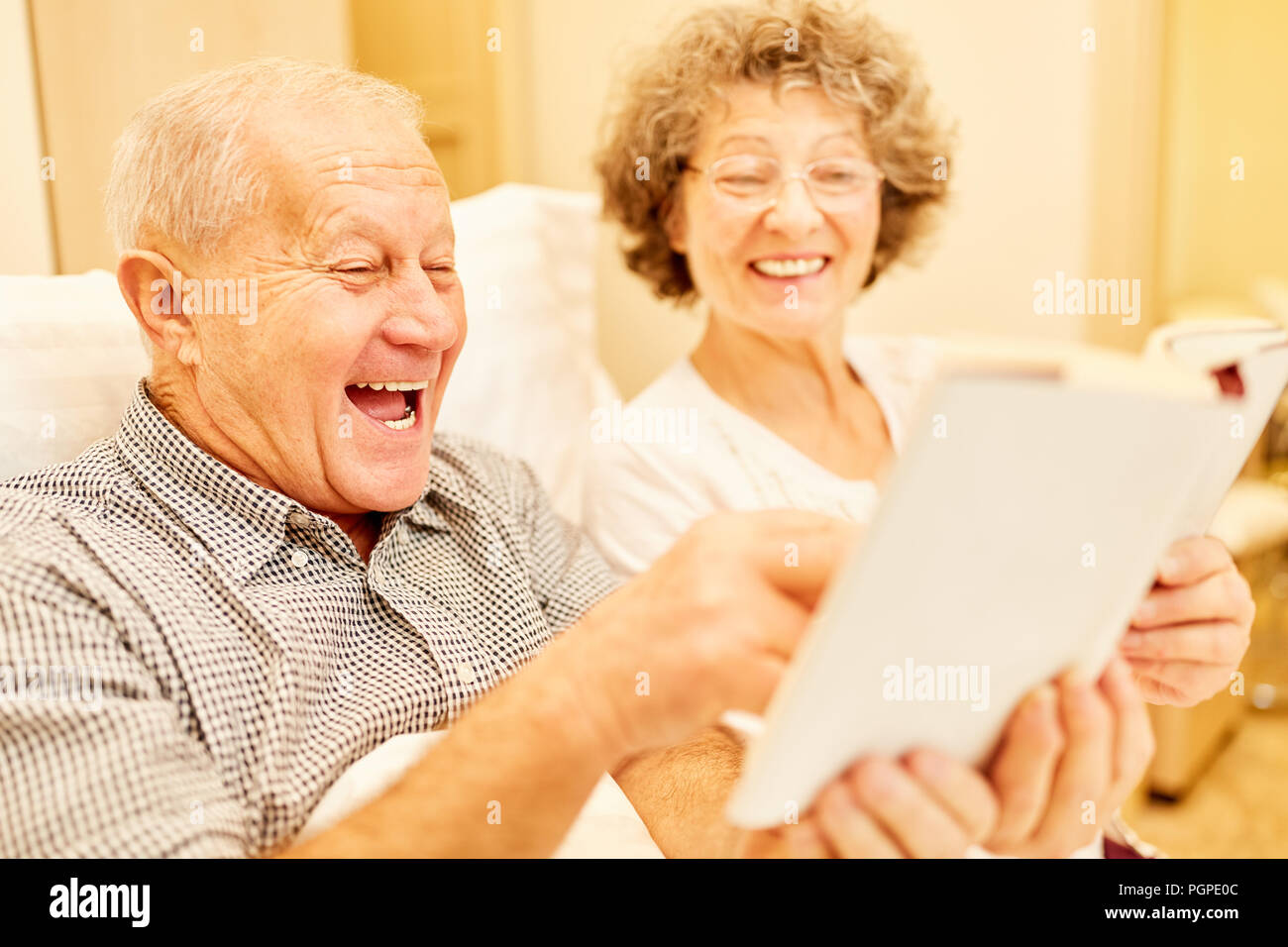 Happy Senioren Paar tut brain-Teaser und Lösen von Kreuzworträtseln Stockfoto