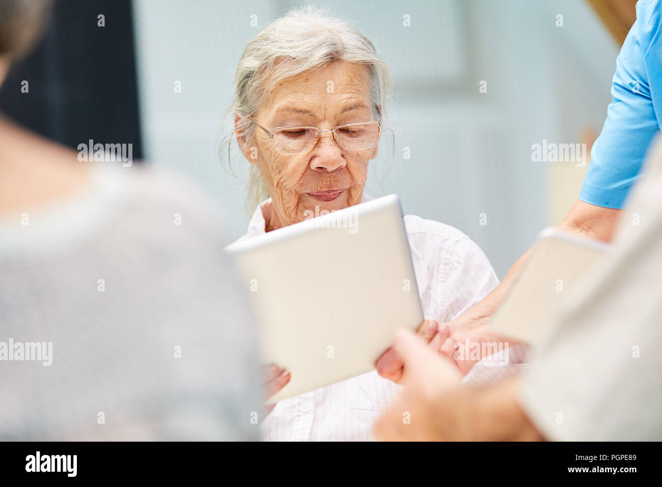 Konzentriert ältere Frau in einem Computer Training mit einem Tablet-PC Stockfoto