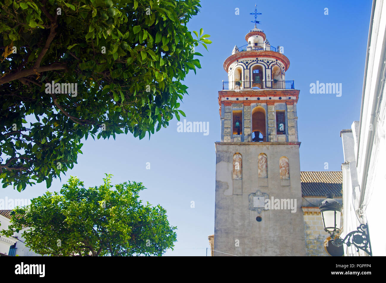 Weiß Campanile und Orange Tree, Sommertag, Spanien Stockfoto