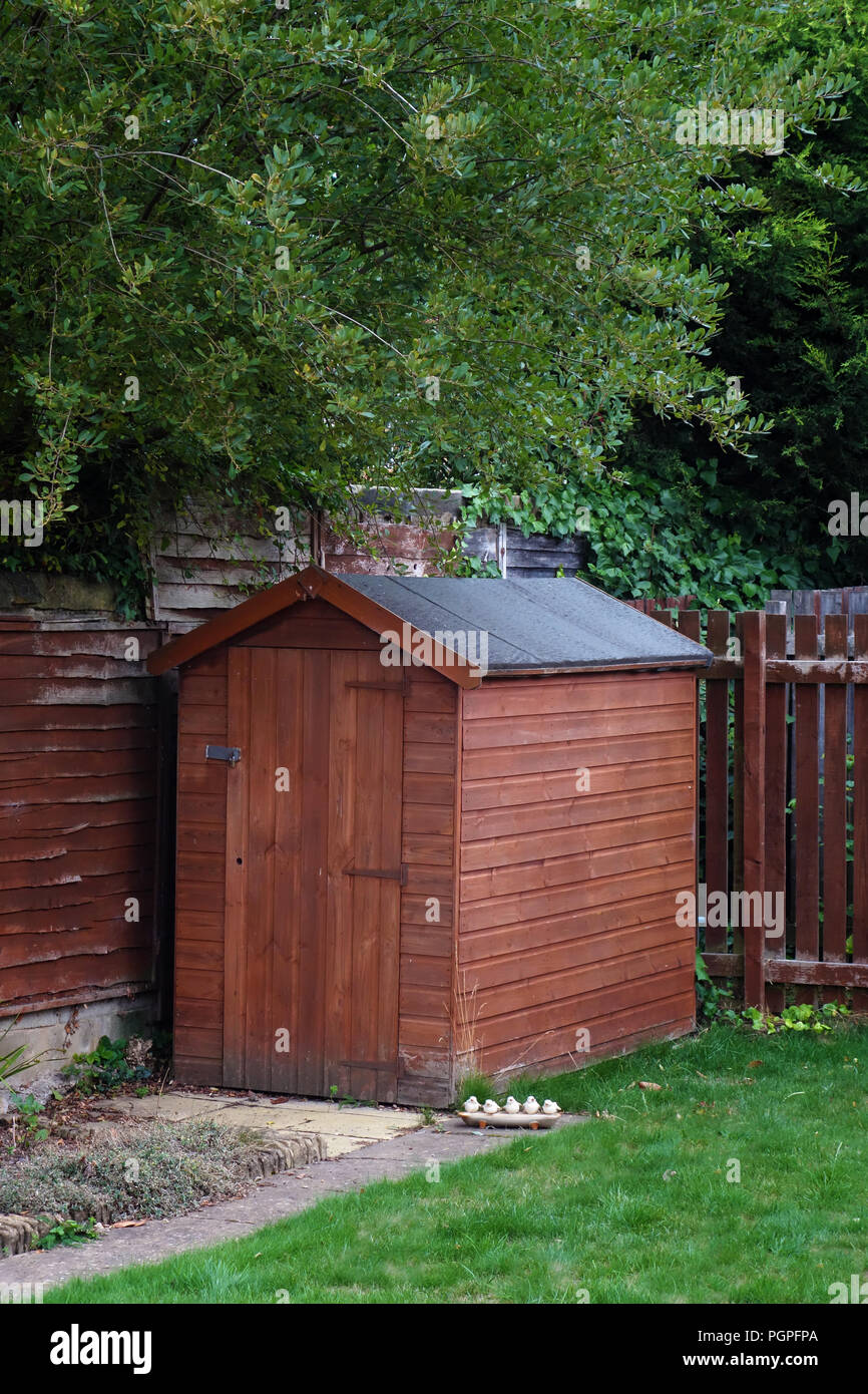 Kleine Holz- gerätehaus im Garten eines privaten Haus in Rotherham, South Yorkshire, England. Stockfoto