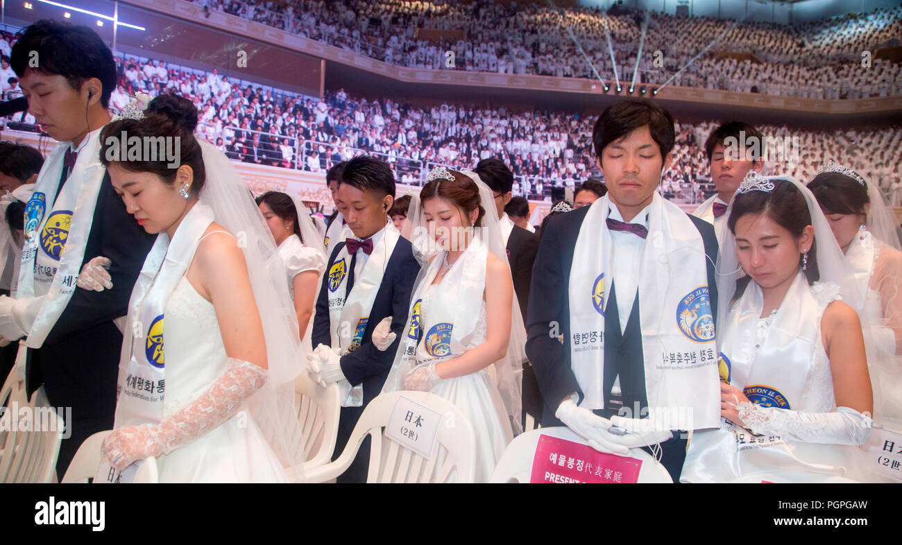 Seoul, Südkorea. 27. August 2018. Die Trauung der Vereinigungskirche, May 27, 2018: Paare aus Japan beten während einer Messe Hochzeit der Vereinigung Kirche am CheongShim Frieden World Center in Gapyeong, ca. 60 km (37 Meilen) nordöstlich von Seoul, Südkorea. Vier tausend jungvermählte Paare aus der ganzen Welt nahmen an der Messe Hochzeit am Montag, die von Hak Ja Han Moon, Frau des späten Reverend Sun Myung Moon organisiert wurde. Quelle: Lba Co.Ltd./Alamy leben Nachrichten Stockfoto