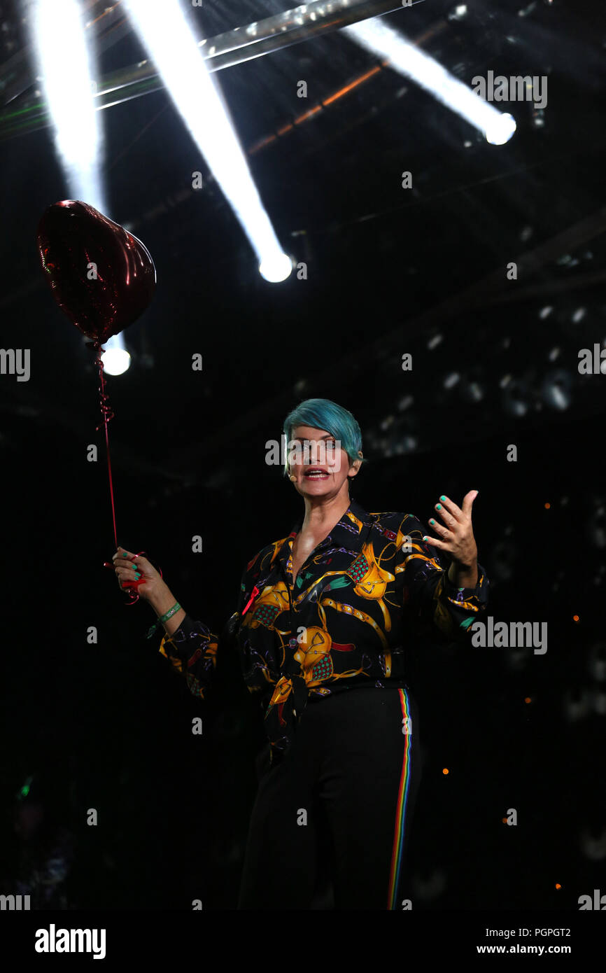 Manchester, Großbritannien. 27. August 2018. Kate O'Donnell ist Gastgeber der Mahnwache, die ihr Leben verloren haben oder Leben mit HIV im Pride, Sackville, Manchester, 27. August 2018 (C) Barbara Cook/Alamy Leben Nachrichten zu erinnern Stockfoto