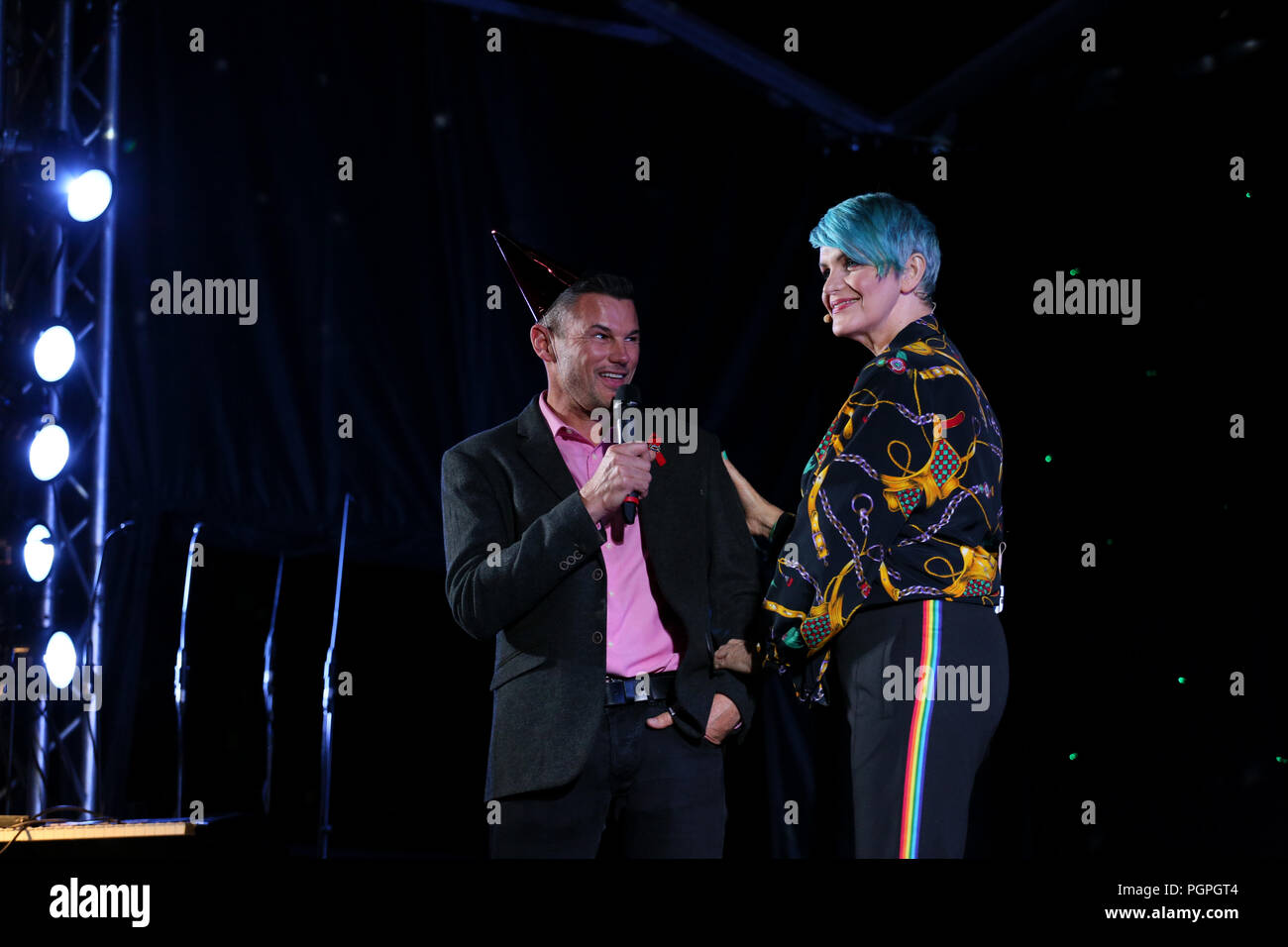 Manchester, Großbritannien. 27. August 2018. Kate O'Donnell mit Carl Austin Behan, LGBT-Berater von GM Bürgermeister an der Mahnwache, die ihr Leben verloren haben oder Leben mit HIV im Pride, Sackville, Manchester, 27. August 2018 (C) Barbara Cook/Alamy Leben Nachrichten zu erinnern Stockfoto