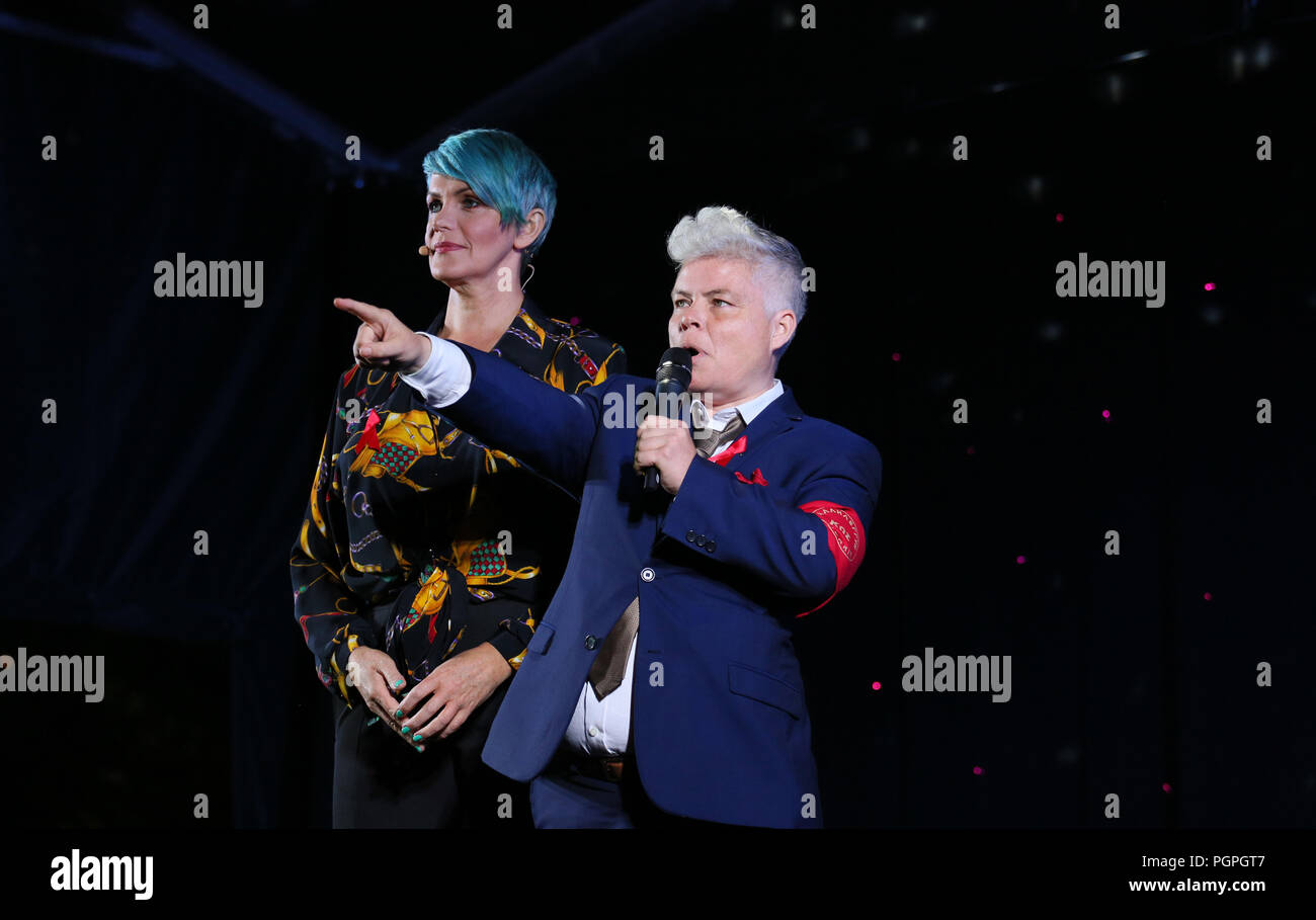Manchester, Großbritannien. 27. August 2018. Kate O'Donnell ist Gastgeber der Mahnwache, die ihr Leben verloren haben oder Leben mit HIV im Pride, Sackville, Manchester, 27. August 2018 (C) Barbara Cook/Alamy Leben Nachrichten zu erinnern Stockfoto