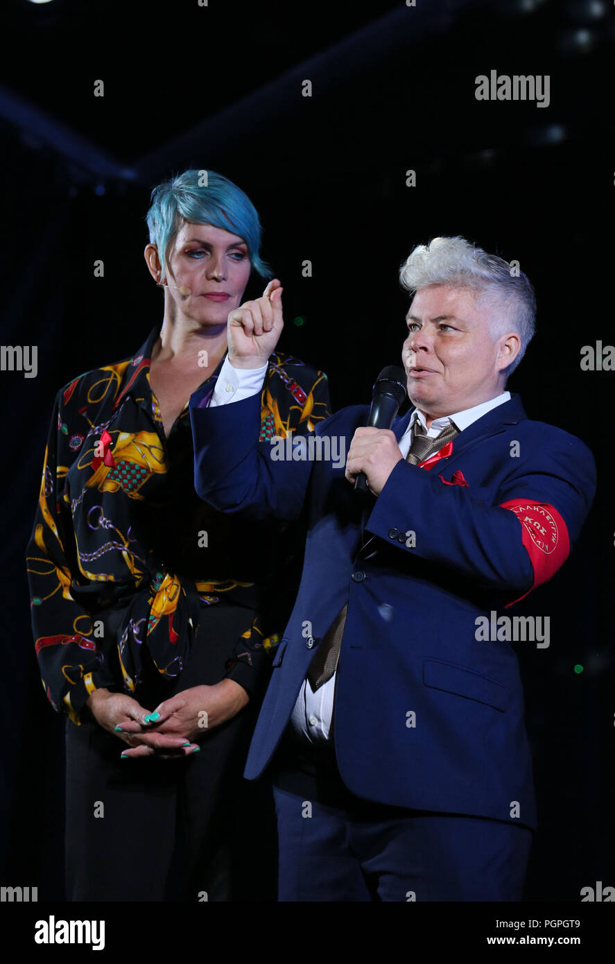 Manchester, Großbritannien. 27. August 2018. Kate O'Donnell ist Gastgeber der Mahnwache, die ihr Leben verloren haben oder Leben mit HIV im Pride, Sackville, Manchester, 27. August 2018 (C) Barbara Cook/Alamy Leben Nachrichten zu erinnern Stockfoto