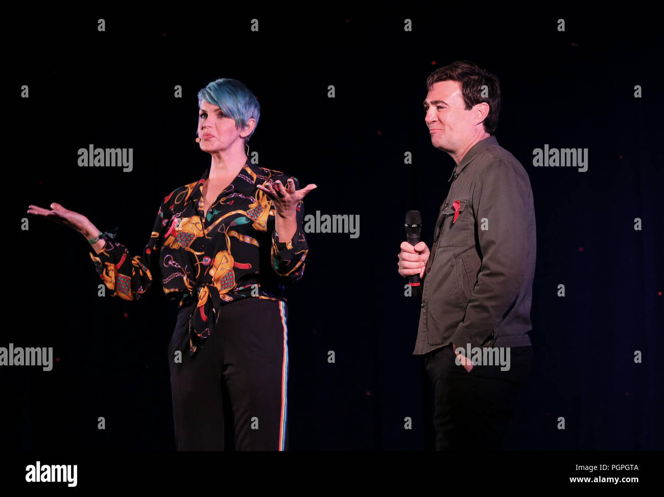 Manchester, Großbritannien. 27. August 2018. Kate O'Donnell stellt GM Bürgermeister Andy Burnham an der Mahnwache, die ihr Leben verloren haben oder Leben mit HIV im Pride, Sackville, Manchester, 27. August 2018 (C) Barbara Cook/Alamy Leben Nachrichten zu erinnern Stockfoto