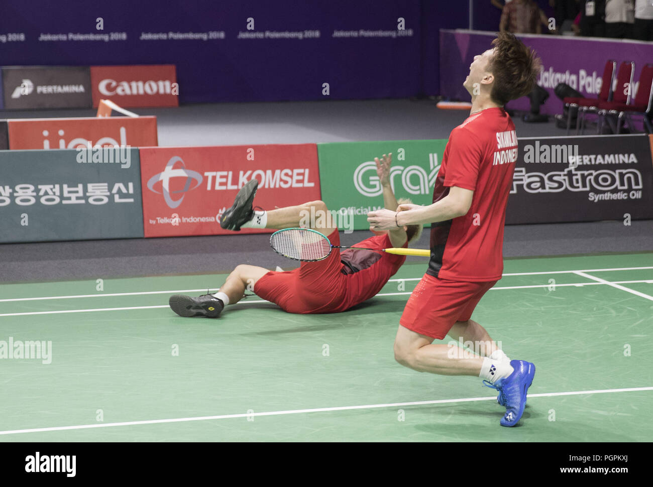 (180828) -- JAKARTA, Aug 28, 2018 (Xinhua) - Marcus Fernaldi Gideon/Kevin Sanjaya Sukamuljo (R) von Indonesien feiern, nachdem die Herren Doppel Finale mit Muhammad Rian Carola/Fajar Alfian von Indonesien am 18. asiatischen Spiele in Jakarta, Indonesien am 12.08.28., 2018. (Xinhua / Fei Maohua) Stockfoto