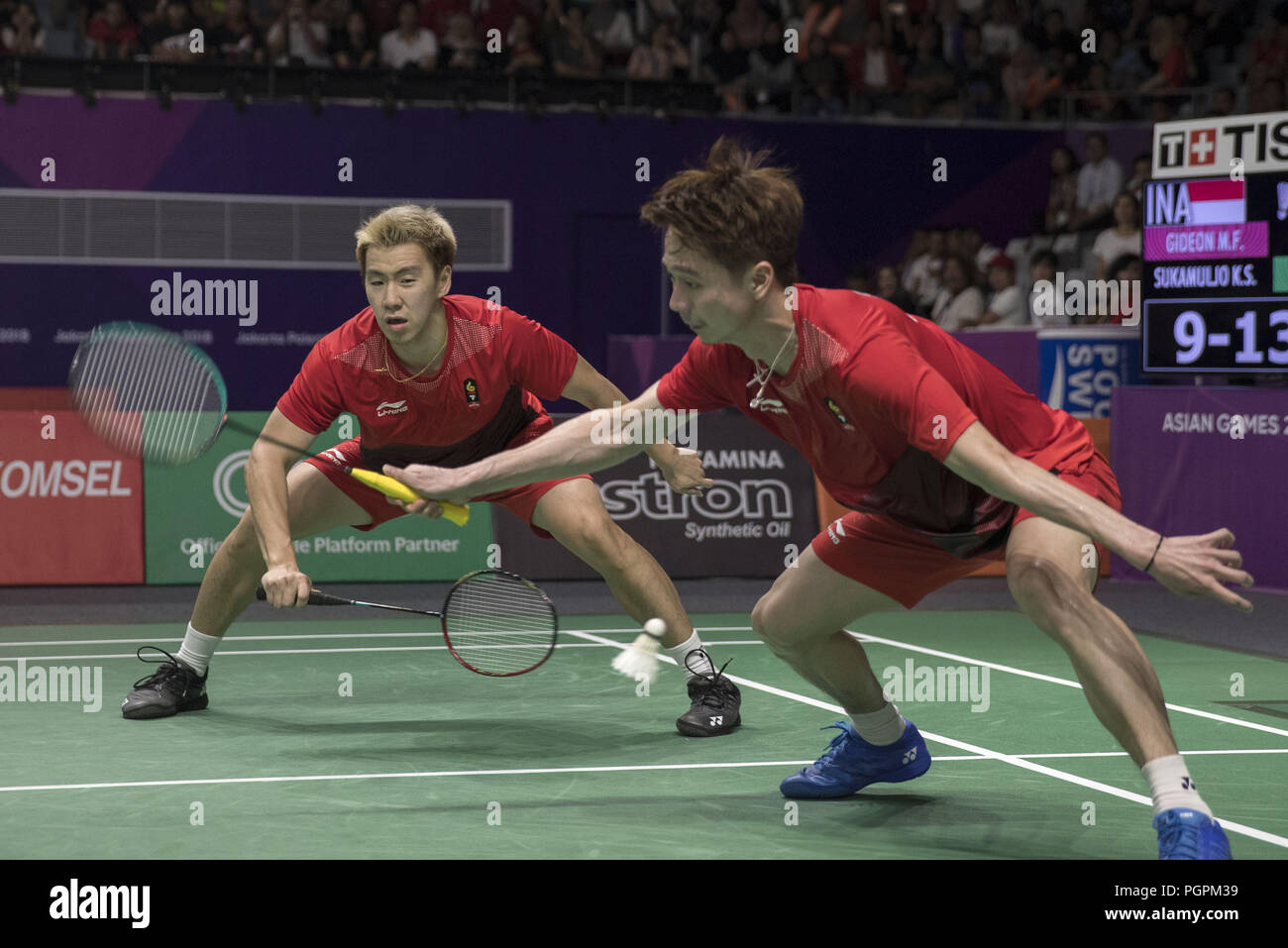 (180828) -- JAKARTA, Aug 28, 2018 (Xinhua) - Marcus Fernaldi Gideon (L)/Kevin Sanjaya Sukamuljo Indonesiens konkurrieren im 18. asiatischen Spiele in Jakarta, Indonesien während der Herren Doppel Finale mit Muhammad Rian Carola/Fajar Alfian von Indonesien am 12.08.28., 2018. (Xinhua / Fei Maohua) Stockfoto