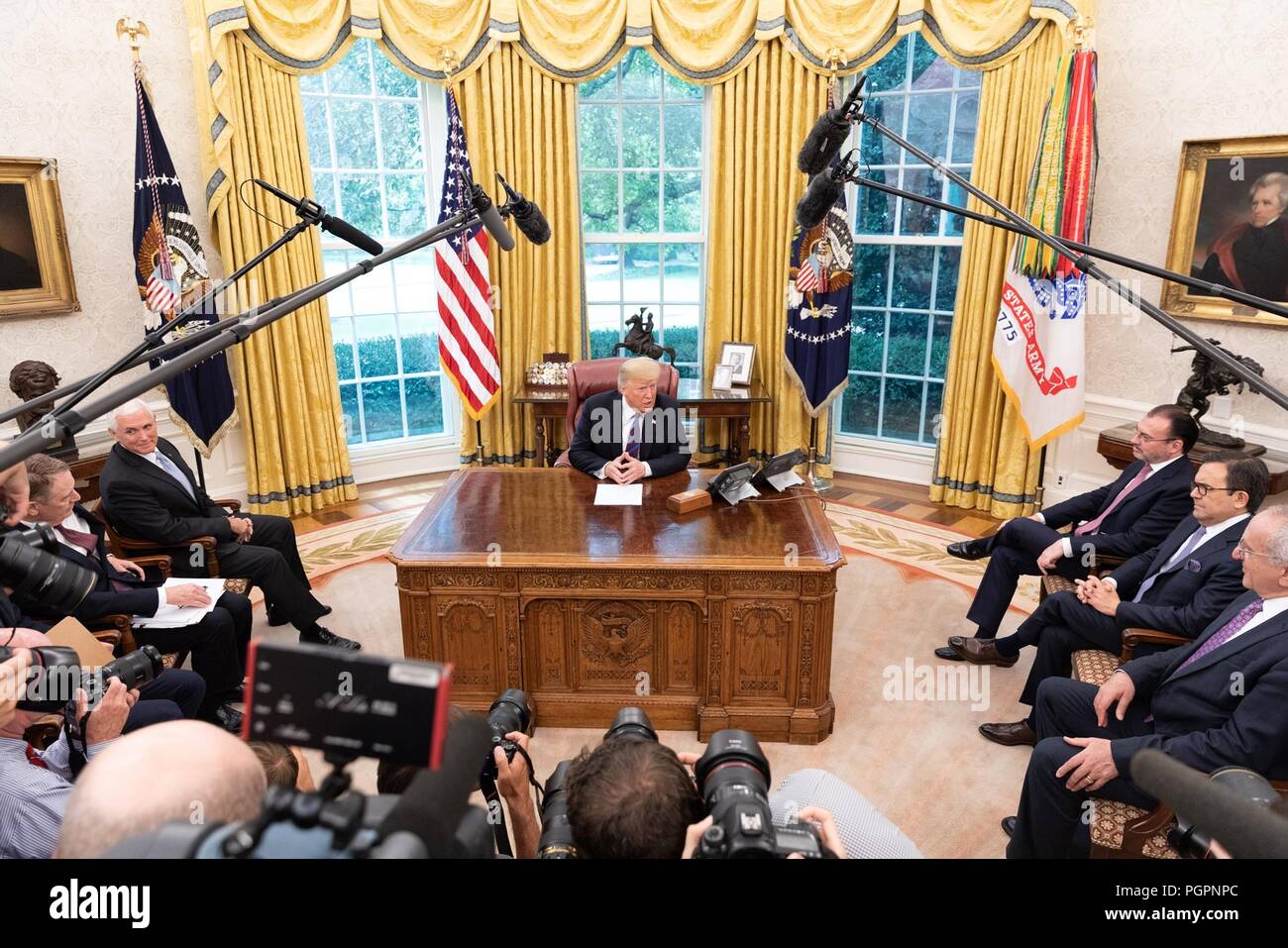 Us-Präsident Donald Trump, während ein Gespräch mit dem mexikanischen Präsidenten Enrique Peña Nieto im Oval Office des Weißen Hauses August 27, 2018 in Washington, DC. Trump angekündigt, ein neues Handelsabkommen mit Mexiko, das zu einer Überholung des North American Free Trade Agreement führen könnte. Stockfoto