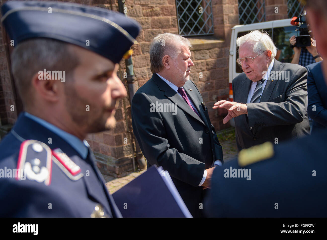 Ramstein-Miesenbach, Deutschland. 28 Aug, 2018. Bernhard Vogel (R), ehemaliger Ministerpräsident von Rheinland-Pfalz (CDU) spricht an Kurt Beck, auch der ehemalige Ministerpräsident von Rheinland-Pfalz (SPD), bevor der Service in Erinnerung an die Opfer des 1988 Air Crash. Vor dreißig Jahren, 70 Menschen starben, als drei italienische Kunstflugstaffel Staffeln krachte in die Air Base und einem brennenden Flugzeug in eine Menschenmenge stürzte. Credit: Oliver Dietze/dpa/Alamy leben Nachrichten Stockfoto