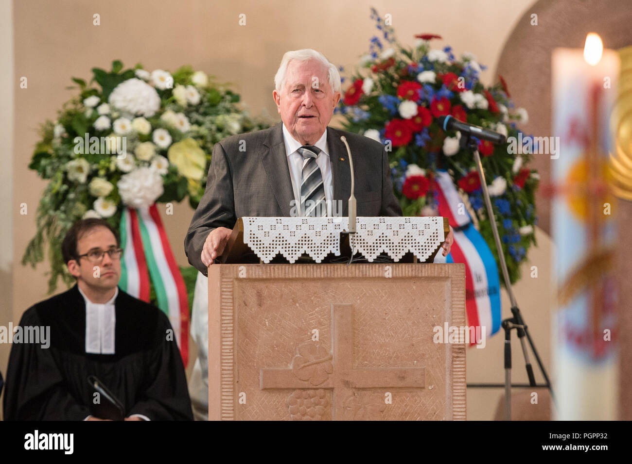 Ramstein-Miesenbach, Deutschland. 28 Aug, 2018. Bernhard Vogel, ehemaliger Ministerpräsident von Rheinland-Pfalz (CDU) spricht während der Gottesdienst im Gedenken an die Opfer des 1988 Air Crash. Vor 30 Jahren waren 70 Menschen ums Leben gekommen, als drei Maschinen einer italienischen Kunstflugstaffel zusammengestossen Geschwader auf der Air Base und einem brennenden Flugzeug in eine Menschenmenge stürzte. Credit: Oliver Dietze/dpa/Alamy leben Nachrichten Stockfoto