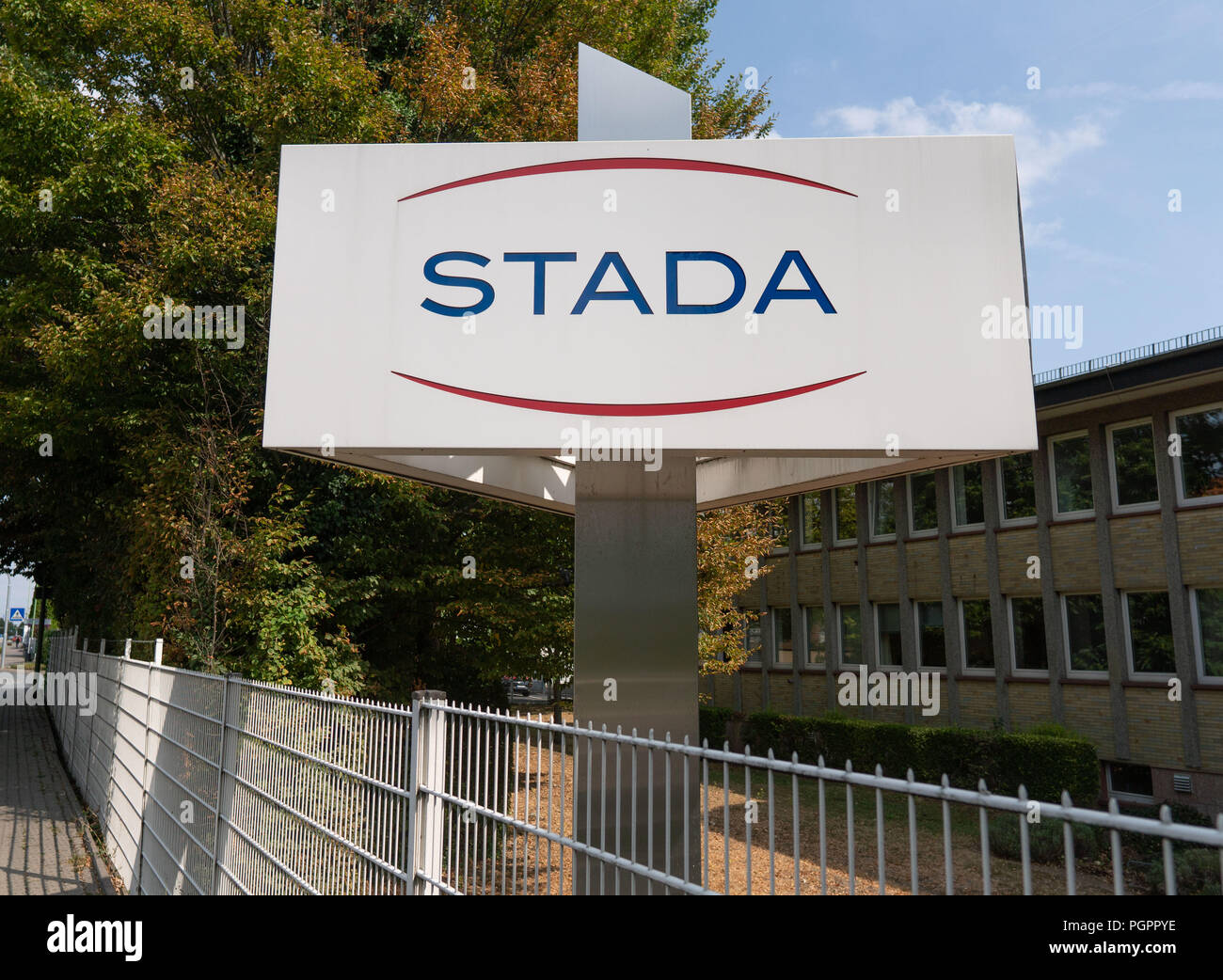 Bad Vilbel Deutschland 28 Aug 2018 Das Firmenlogo Von Stada Vor Einem Der Gebaude Am Sitz Der Pharmazeutischen Hersteller Foto Frank Rumpenhorst Dpa Alamy Leben Nachrichten Stockfotografie Alamy