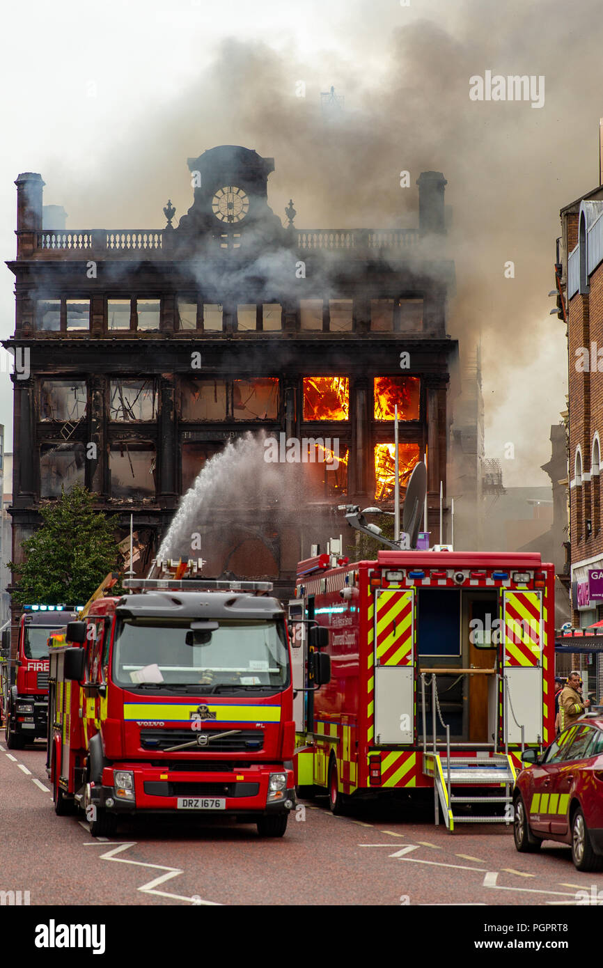 Royal Avenue Belfast, Europa, 28. August 2018. Die Primark Store in der historischen Bank Gebäude im Zentrum der Stadt noch brennt es nach 5 Stunden. Der erste Anruf kam um 11:00 Uhr Feuer und Ausschreibungen, in denen auf die Szene innerhalb von Minuten. Credit: Bonzo/Alamy leben Nachrichten Stockfoto