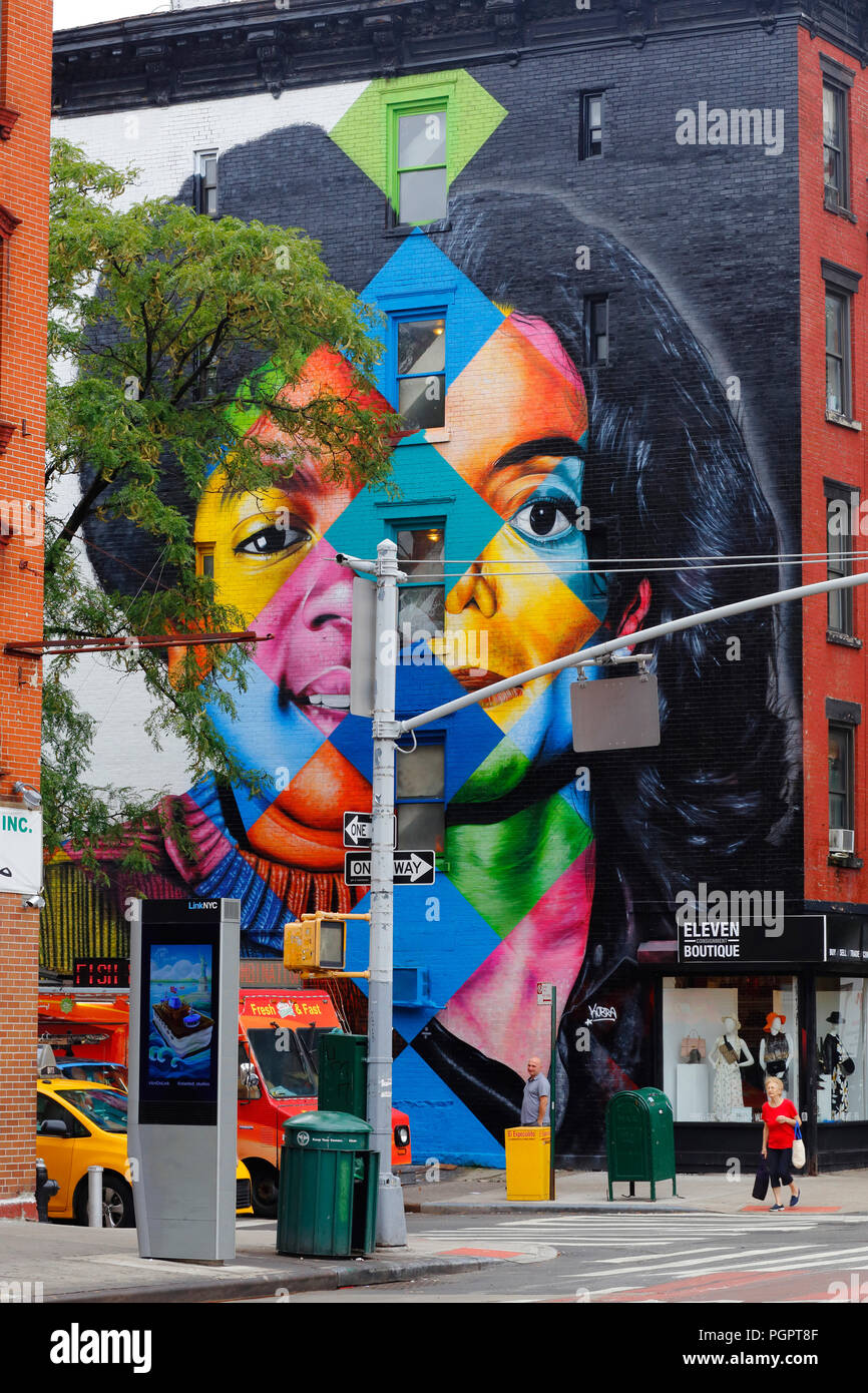 New York, NY, USA. 28 August, 2018. Anwohner von Manhattans East Village vorbei eine kürzlich neu gestrichen, bunte Bild von Michael Jackson von brasilianischen Wandmaler Eduardo Kobra der König des Pop 60. Geburtstag zu feiern. Stockfoto