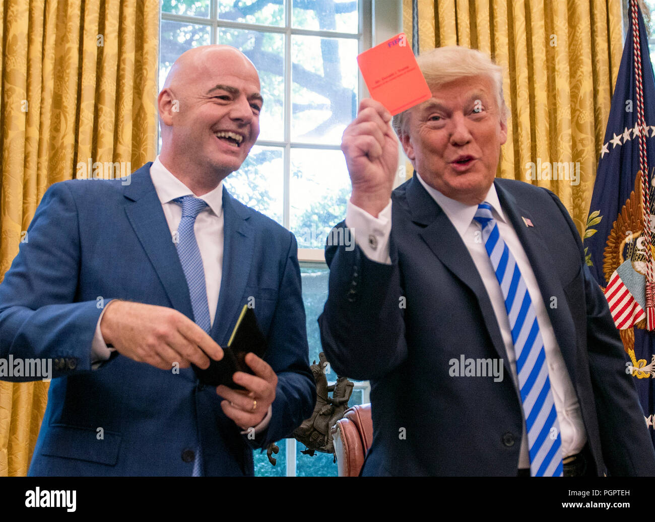 Präsidenten der Vereinigten Staaten Donald J. Trumpf, rechts, hält eine Rote Karte, die Strafe, die ihm von Gianni Infantino präsentiert wurde, Links, Präsident der Fédération Internationale de Football Association (FIFA), die während einer Sitzung die 2026 WM-Spiele in Nordamerika im Oval Office des Weißen Hauses in Washington, DC am Dienstag, August 28, 2018. FIFA beschreibt sich selbst als einen internationalen Vorstand des Verein Fußball, Futsal und Beach-Soccer. Credit: Ron Sachs/CNP | Verwendung weltweit Stockfoto