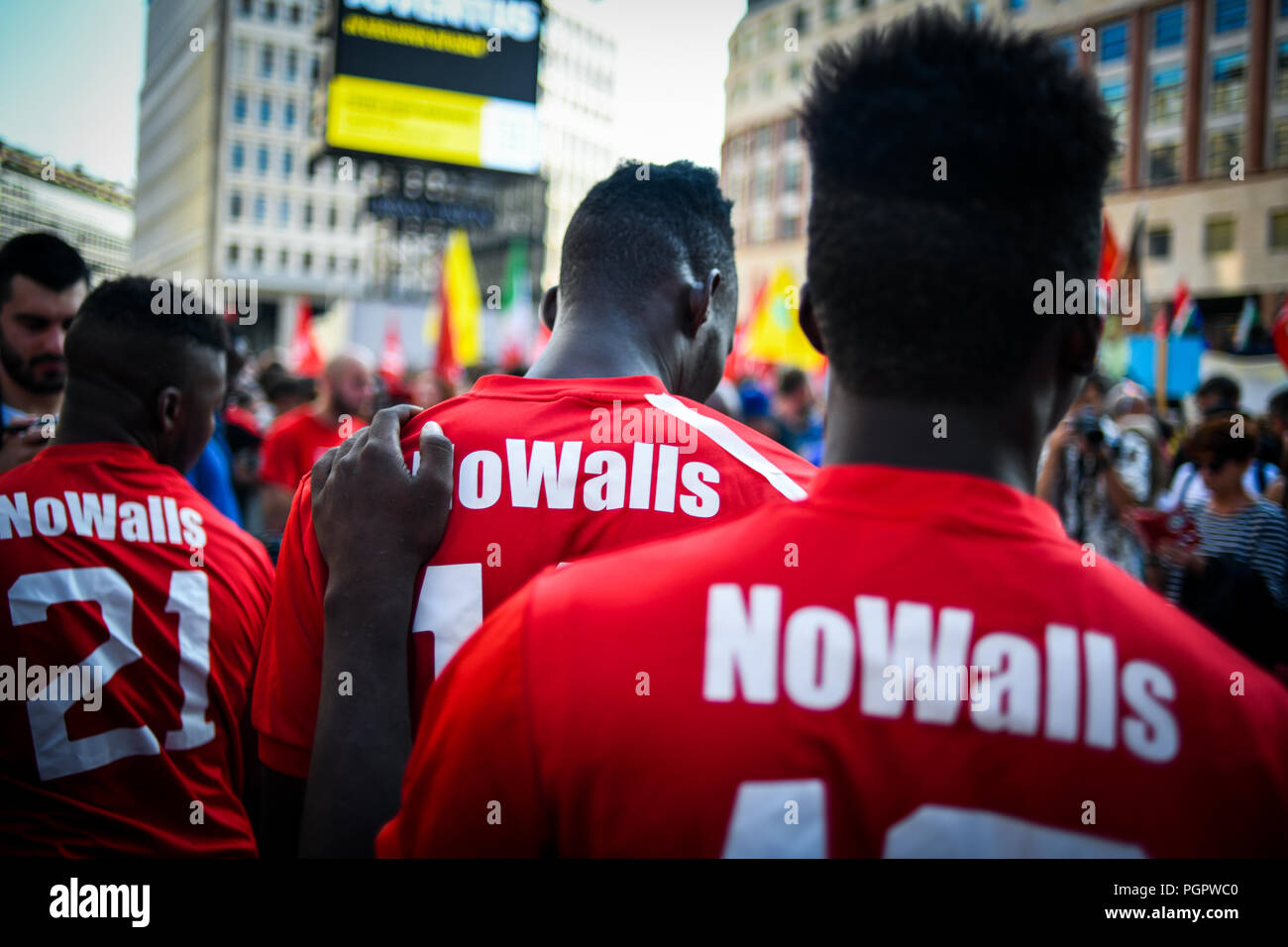 Mailand, Italien. 28. Aug 2018. Migrantinnen tragen T-Shirts lesen "keine Wände" Fussball spielen, während eines Protestes gegen das Treffen zwischen Ministerpräsident Ungarns, Viktor Orbán und italienische Innenminister Matteo Salvini in Mailand, Italien am 28. August 2018 Credit: Piero Cruciatti/Alamy leben Nachrichten Stockfoto