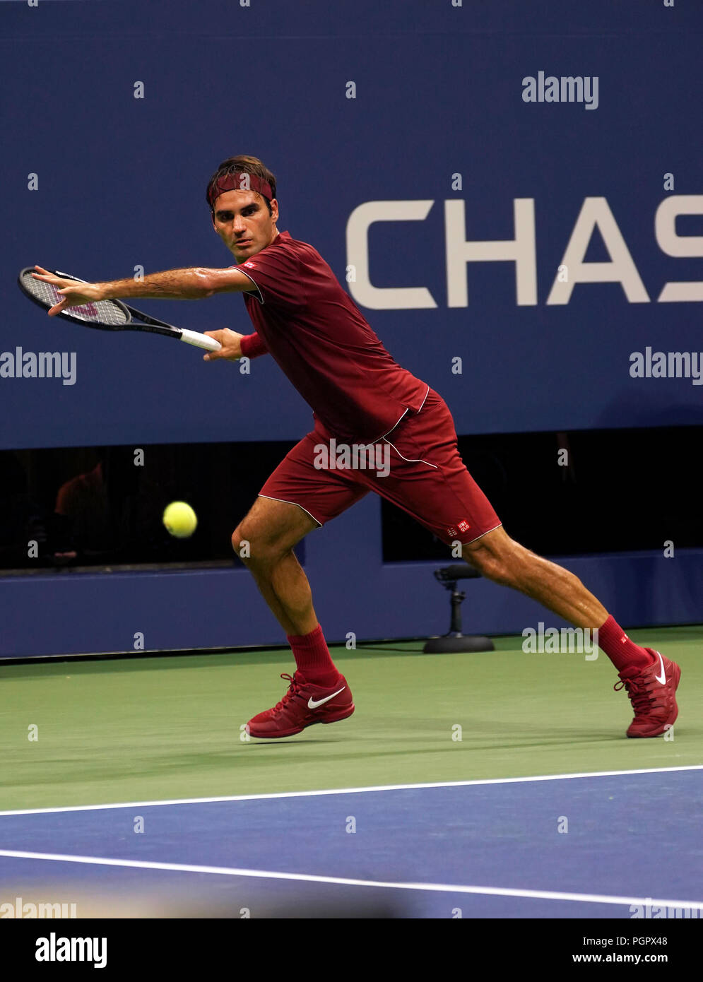 New York, Vereinigte Staaten. 27 Aug, 2018. Flushing Meadows, New York - 28. August 2018: US Open Tennis: Anzahl Samen 2 Roger Federer von der Schweiz setzt eine Vorhand während seiner ersten Runde gegen Yoshihito Nishioka der Japan bei den US Open in Flushing Meadows, New York. Federer gewann das Match in den geraden Sätzen in die zweite Runde zu gelangen. Quelle: Adam Stoltman/Alamy leben Nachrichten Stockfoto