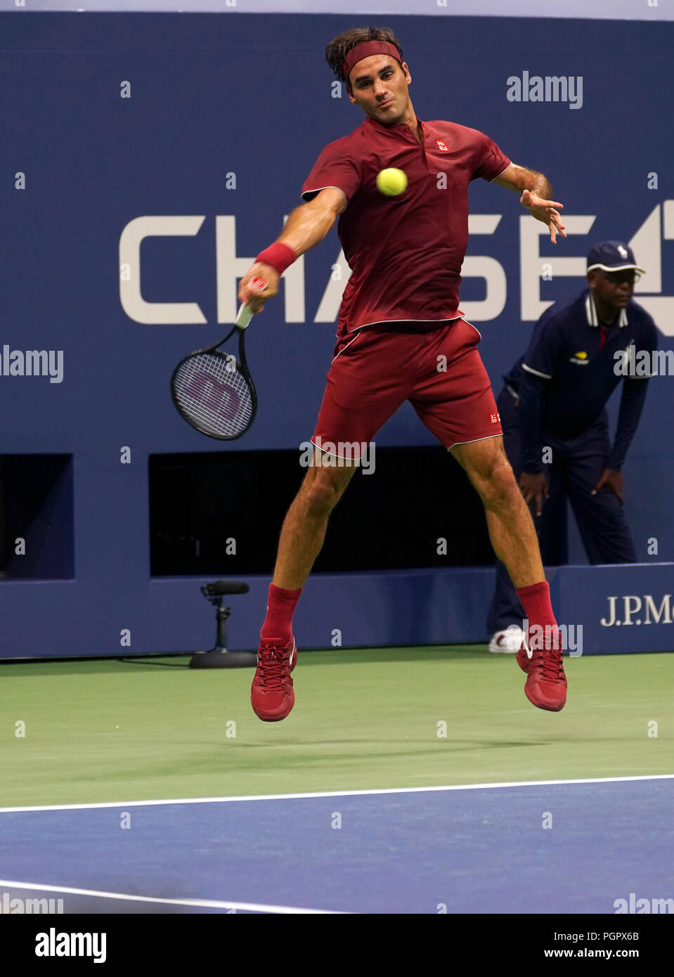 New York, Vereinigte Staaten. 27 Aug, 2018. Flushing Meadows, New York - 28. August 2018: US Open Tennis: Anzahl Samen 2 Roger Federer von der Schweiz setzt eine Vorhand während seiner ersten Runde gegen Yoshihito Nishioka der Japan bei den US Open in Flushing Meadows, New York. Federer gewann das Match in den geraden Sätzen in die zweite Runde zu gelangen. Quelle: Adam Stoltman/Alamy leben Nachrichten Stockfoto