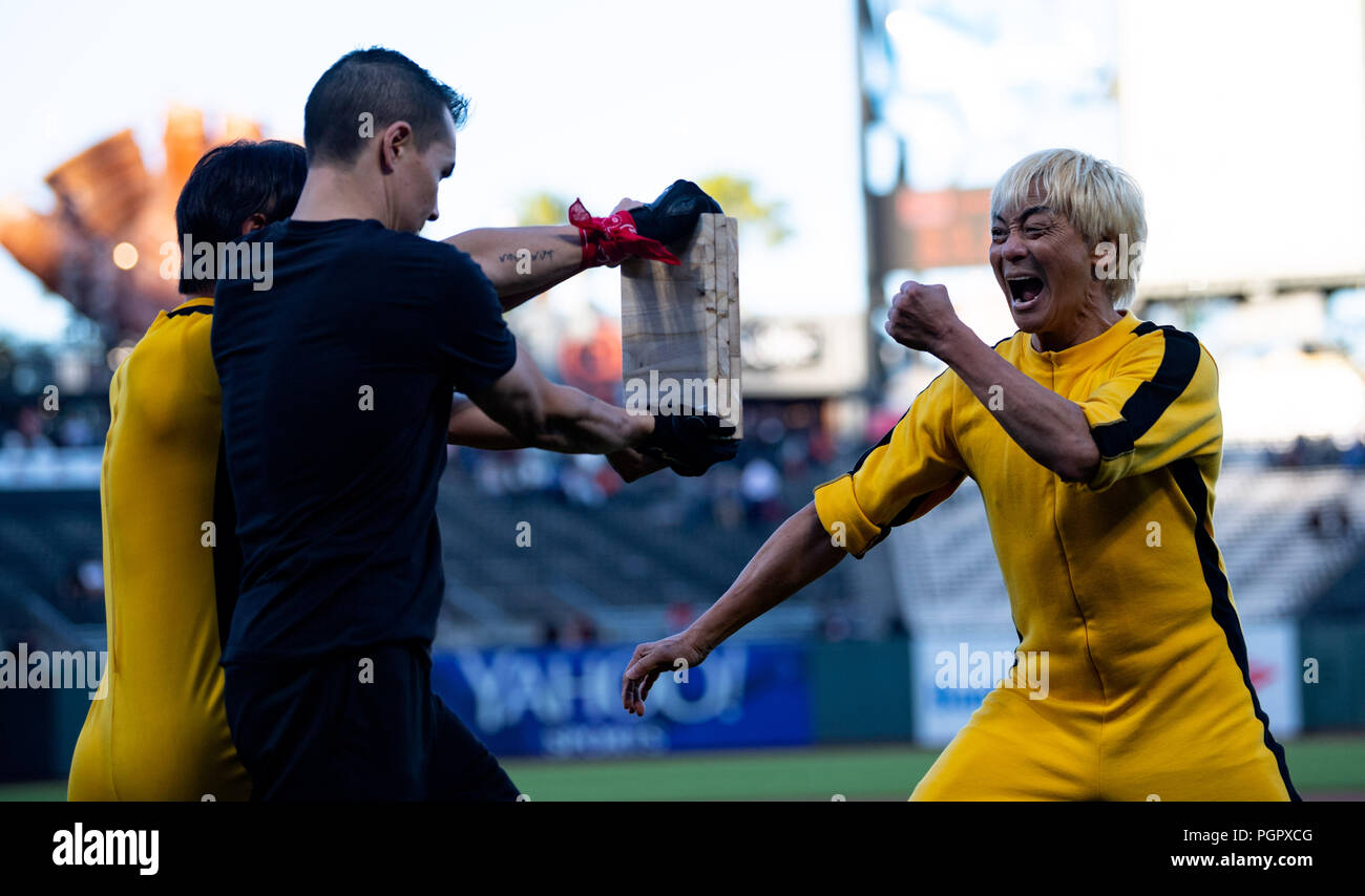 San Francisco, USA. 28. August 2018: Die Bruce Lee Nacht pregame zeigen, bevor ein MLB-Spiel zwischen den Arizona Diamondbacks und die San Francisco Giants bei AT&T Park in San Francisco, Kalifornien. Valerie Shoaps/CSM Credit: Cal Sport Media/Alamy leben Nachrichten Stockfoto