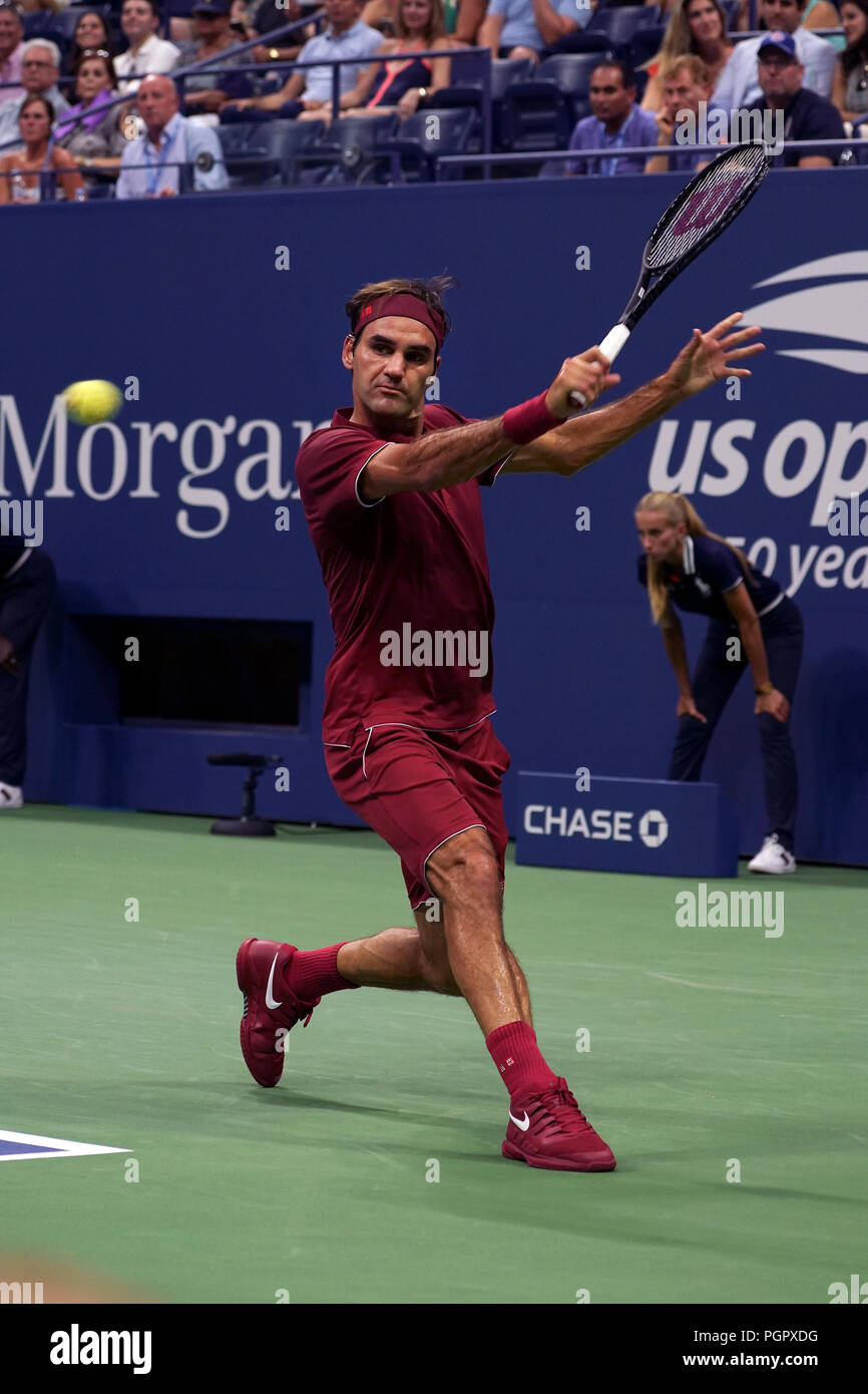 New York, Vereinigte Staaten. 27 Aug, 2018. Flushing Meadows, New York - 28. August 2018: US Open Tennis: Anzahl Samen 2 Roger Federer von der Schweiz während seiner ersten Runde gegen Yoshihito Nishioka der Japan bei den US Open in Flushing Meadows, New York. Federer gewann das Match in den geraden Sätzen in die zweite Runde zu gelangen. Quelle: Adam Stoltman/Alamy leben Nachrichten Stockfoto