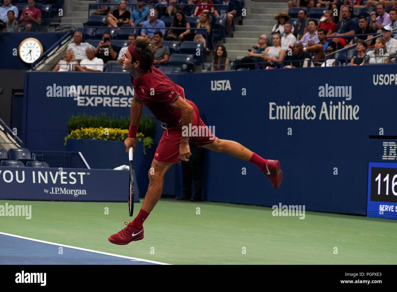 New York, Vereinigte Staaten. 27 Aug, 2018. Flushing Meadows, New York - 28. August 2018: US Open Tennis: Anzahl Samen 2 Roger Federer von der Schweiz während seiner ersten Runde gegen Yoshihito Nishioka des Japan dienen bei den US Open in Flushing Meadows, New York. Federer gewann das Match in den geraden Sätzen in die zweite Runde zu gelangen. Quelle: Adam Stoltman/Alamy leben Nachrichten Stockfoto