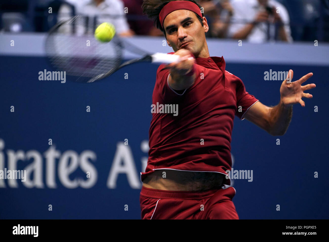 New York, Vereinigte Staaten. 27 Aug, 2018. Flushing Meadows, New York - 28. August 2018: US Open Tennis: Anzahl Samen 2 Roger Federer von der Schweiz während seiner ersten Runde gegen Yoshihito Nishioka der Japan bei den US Open in Flushing Meadows, New York. Federer gewann das Match in den geraden Sätzen in die zweite Runde zu gelangen. Quelle: Adam Stoltman/Alamy leben Nachrichten Stockfoto