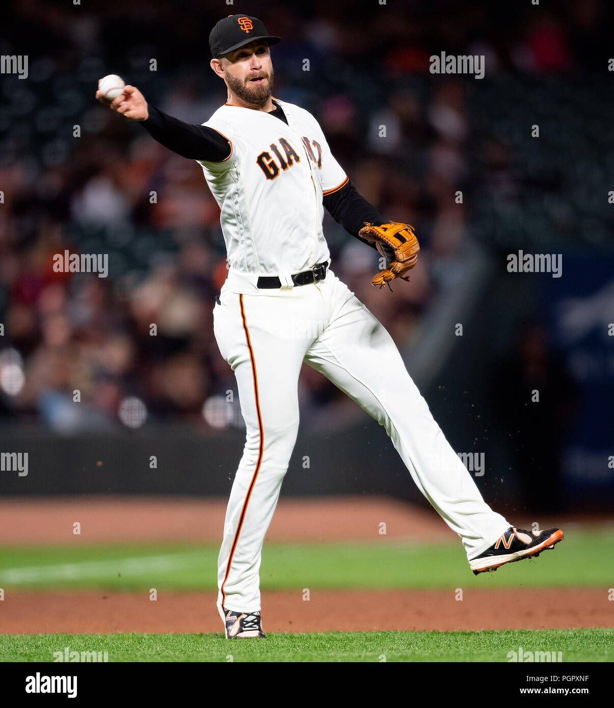 San Francisco, USA. 28. August 2018: San Francisco Giants dritter Basisspieler Evan Longoria (10) Macht das Werfen zu schlagen AZ shortstop Nick Ahmed (nicht abgebildet) an der ersten Base für die Heraus, während ein MLB-Spiel zwischen den Arizona Diamondbacks und die San Francisco Giants bei AT&T Park in San Francisco, Kalifornien. Valerie Shoaps/CSM Credit: Cal Sport Media/Alamy leben Nachrichten Stockfoto