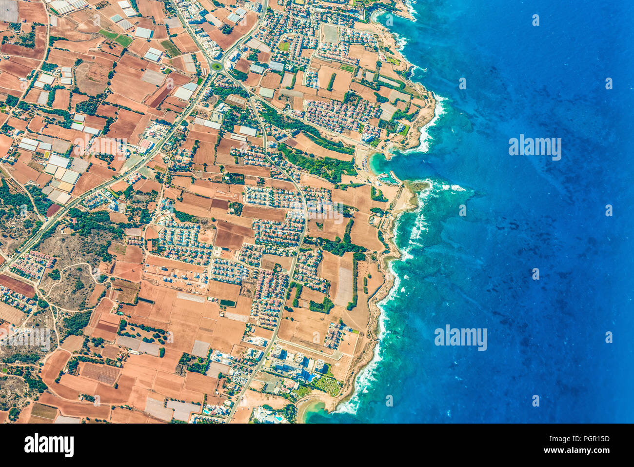 Eine kleine Stadt im Norden von Zypern. Blick aus dem Flugzeug. Stockfoto