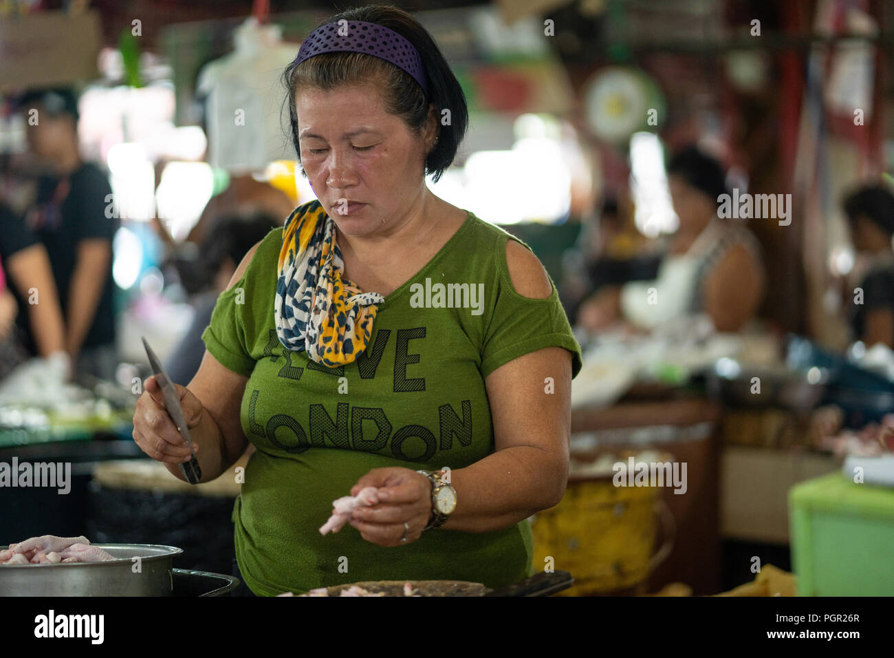 Eine Frau hinter einem Fisch arbeiten ausgeht, CO2-Markt, Cebu City, Philippinen Stockfoto