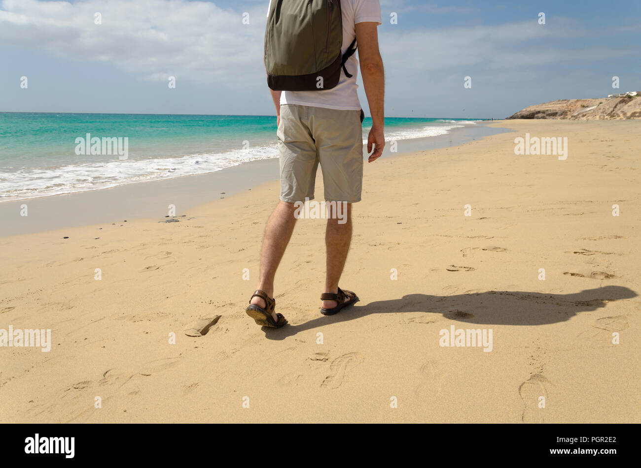 Ein Tourist mit einem Rucksack Trekking entlang der Strand von Sotavento Stockfoto