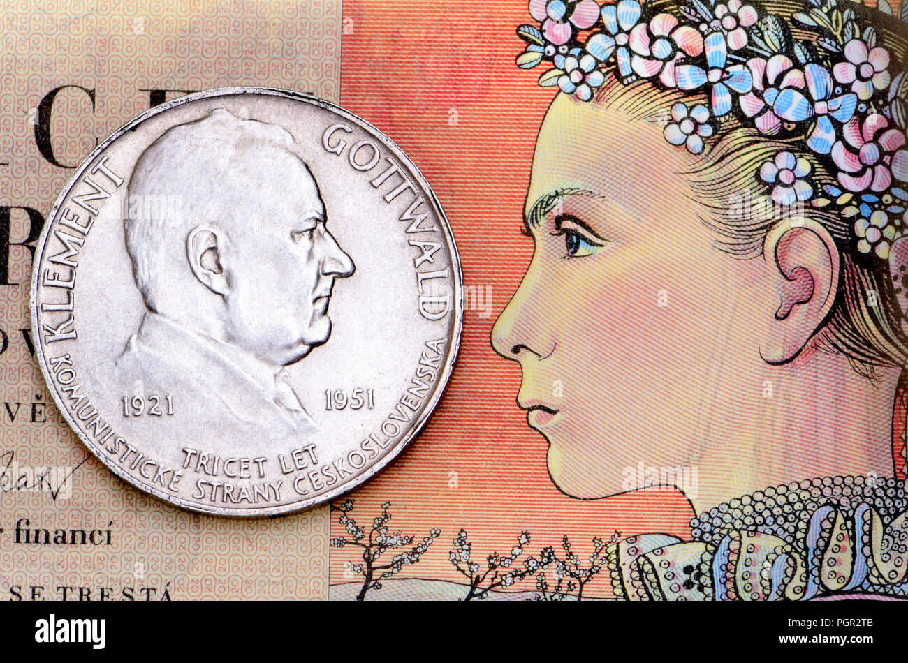 Tschechische Münzen und Banknoten: 1951 Klement Gottwald 10 Kc Münze auf 1949 20 Kc Hinweis Stockfoto