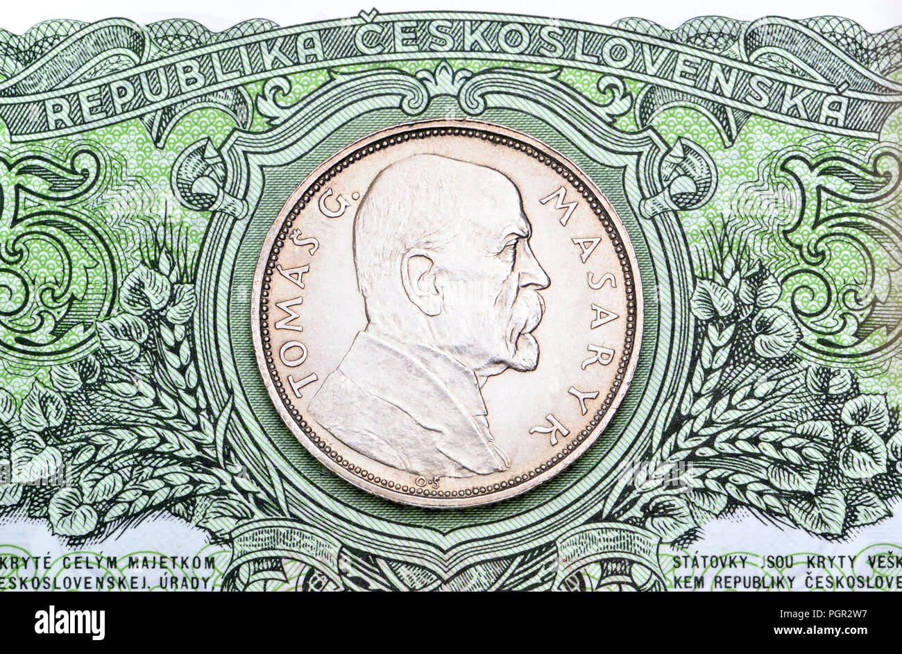 Tschechische Münzen und Banknoten: 1928 Tomas Masaryk Münze auf 1961 5 Kc Czecholsovakian bankote Stockfoto