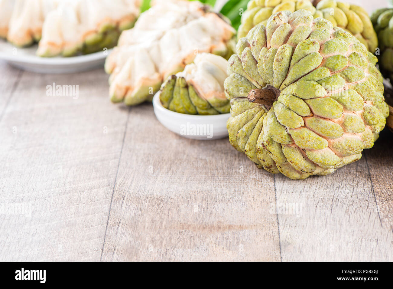 Frische Zucker Apfel Obst (Custard Apple), sweetsop auf hölzernen Tisch Hintergrund Stockfoto