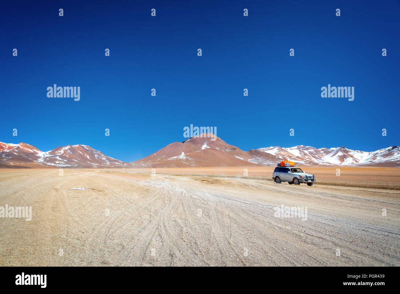 4x4 Auto auf der Straße, in Sud Lipez Bolivien, Adventure Travel Concept Stockfoto