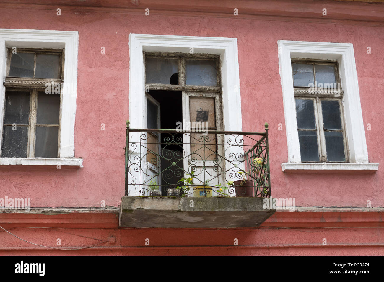 Fassade eines alten rosa angemalt Haus mit Balkon in Sofia, Bulgarien Stockfoto