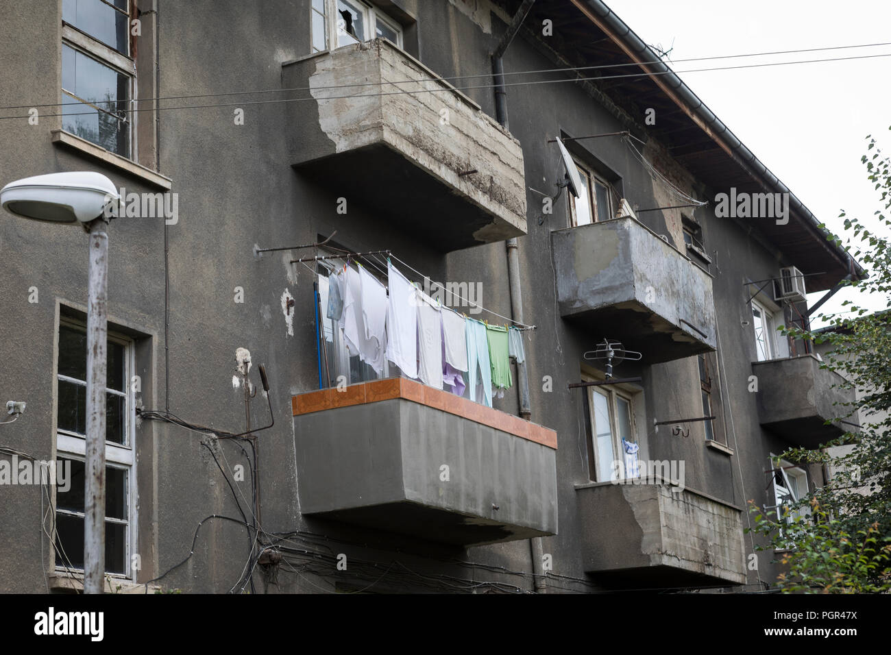 Alt und abgenutzt Wohnblocks mit Trocknen von Wäsche auf dem Balkon in einer armen Nachbarschaft von Sofia, Bulgarien Stockfoto