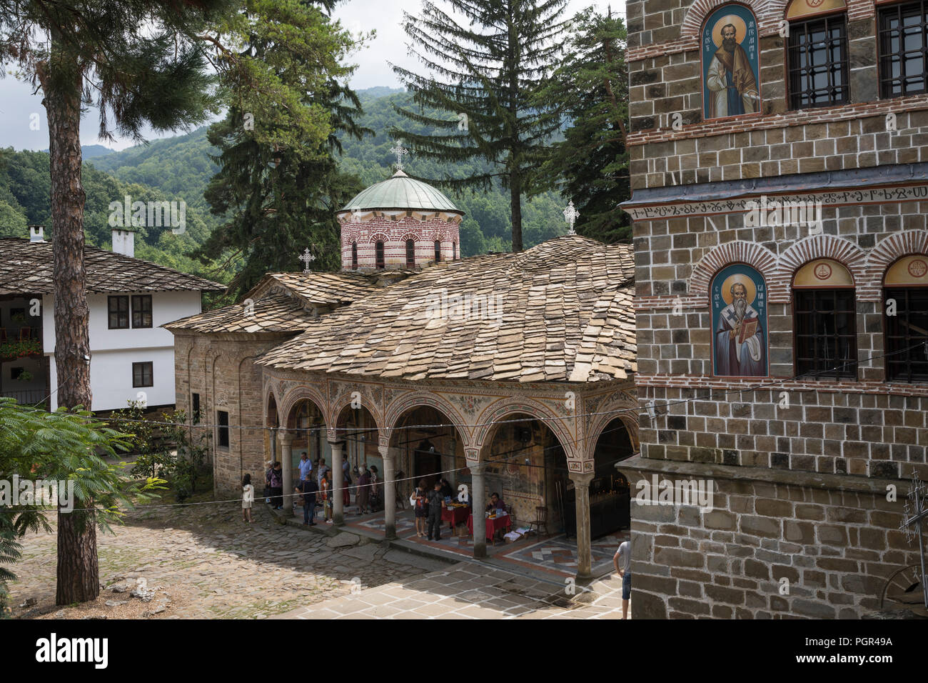 Äußere alten othodox Bulgarischen Kloster mit besuchen Menschen in Troyan, Bulgarien Stockfoto