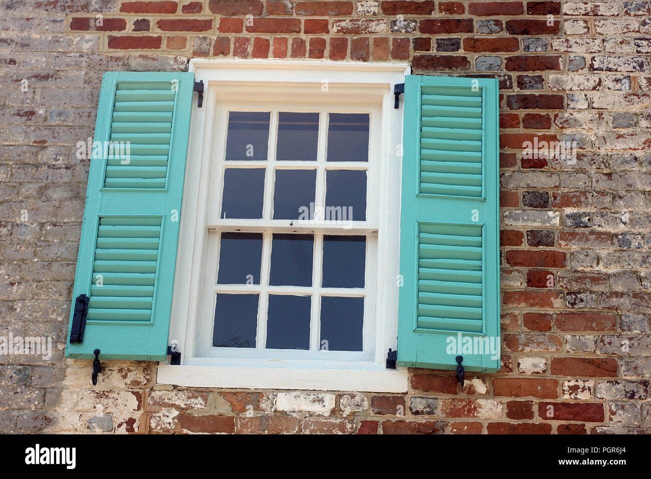 Außenwand und Fenster des historischen Cole Digges House in Yorktown, Virginia, USA Stockfoto