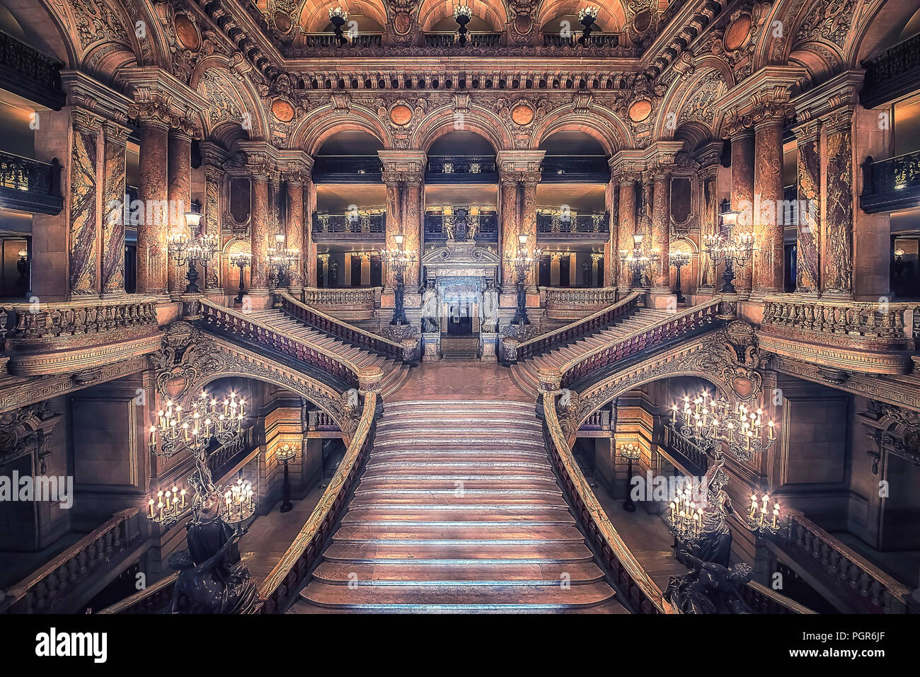 September 2016 - Paris, Frankreich - Treppe von der Oper in Paris. Stockfoto