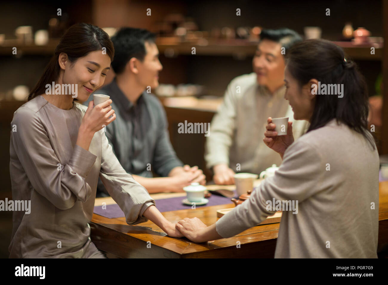 Freunde zusammen Tee trinken. Stockfoto