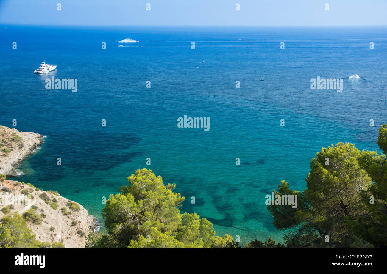 Schönen Meer Küste Ibiza Insel, Teil des Archipels der Balearen in Spanien. Stockfoto