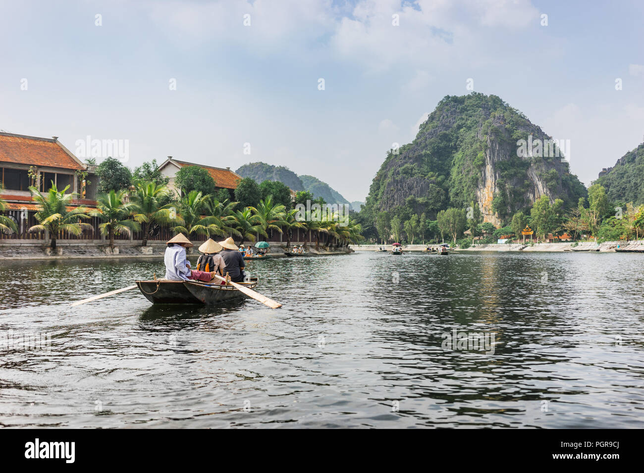 Bootsfahrt von Vung Straßenbahn Pier. Traditionelle Paddle - Bootsfahrt können die Touristen wirklich die Schönheit der Natur entlang der Ngo Dong Fluss zu schätzen wissen. Stockfoto